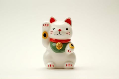 招き猫の小さな陶器の置物